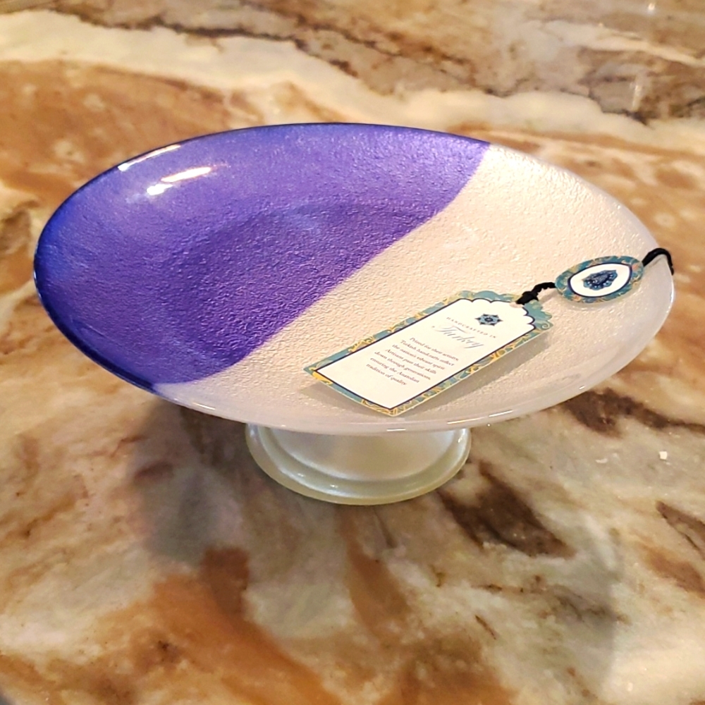 Serving plate on pedestal